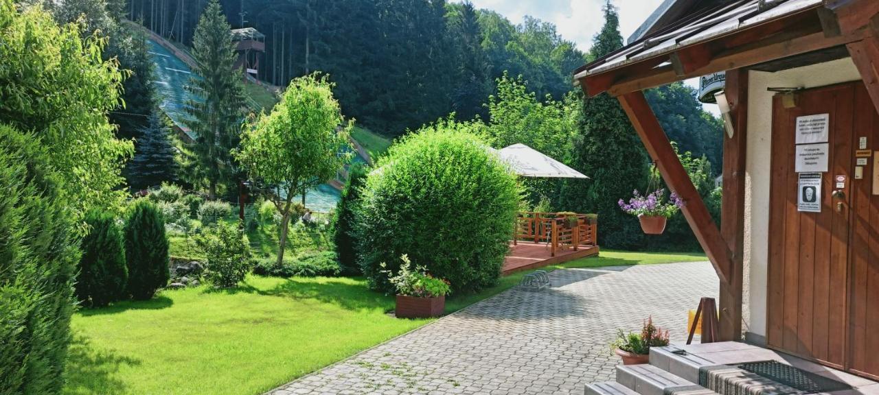 Rodinny "Hotel U Mustku" Desná Esterno foto