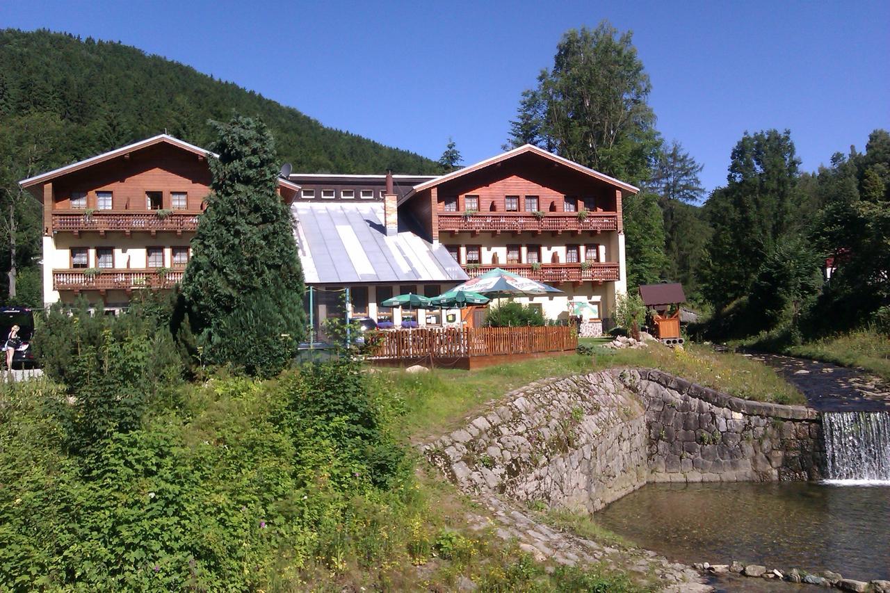Rodinny "Hotel U Mustku" Desná Esterno foto