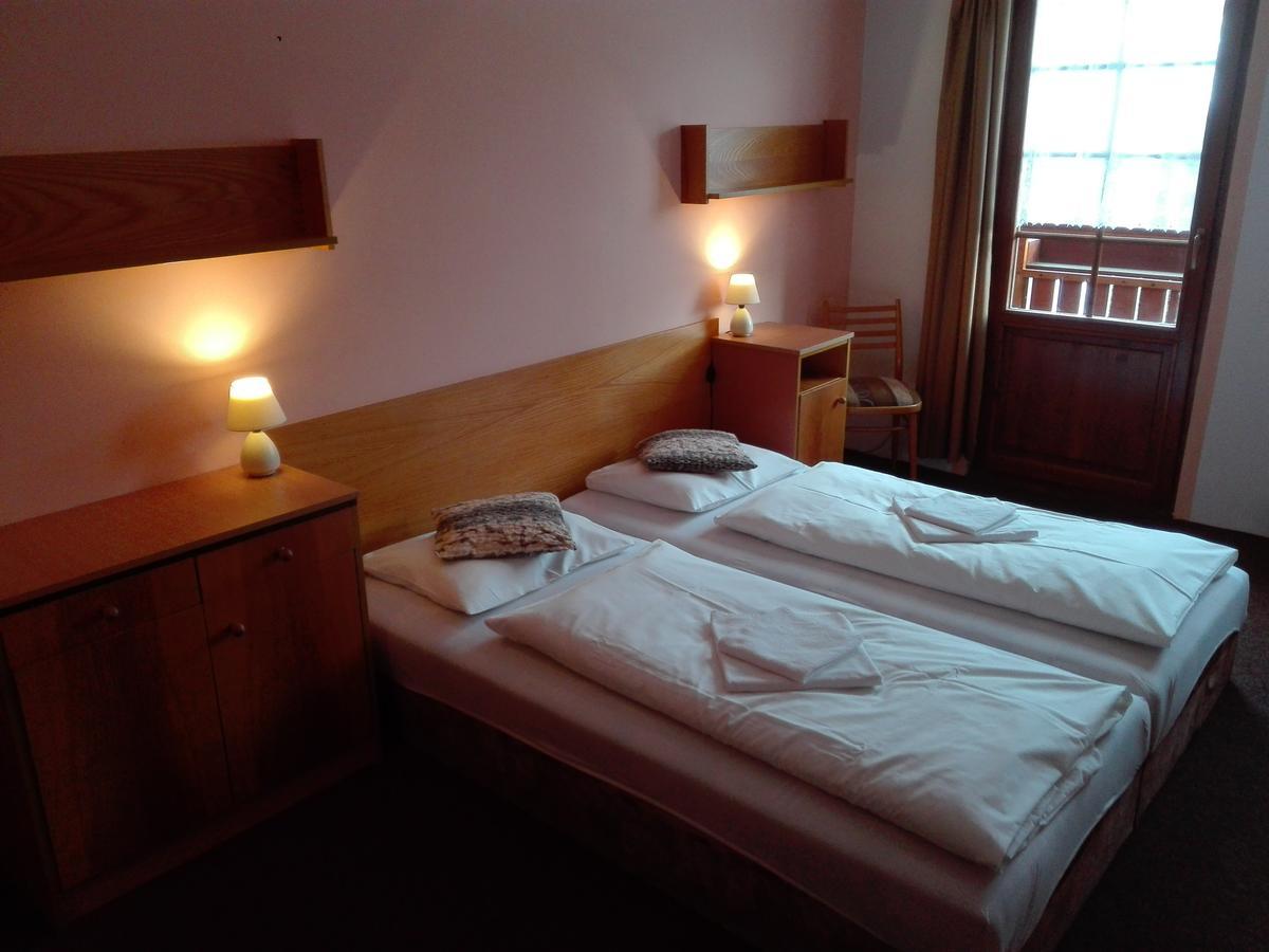 Rodinny "Hotel U Mustku" Desná Esterno foto