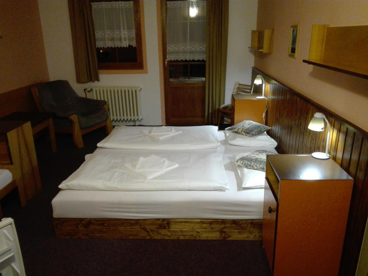 Rodinny "Hotel U Mustku" Desná Esterno foto