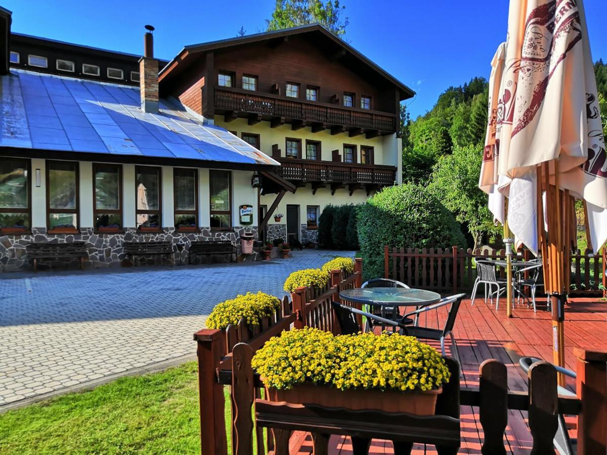 Rodinny "Hotel U Mustku" Desná Esterno foto
